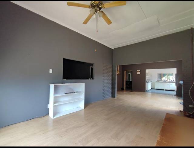 5 BEDROOM HOUSE FOR SALE IN PRESTBURY